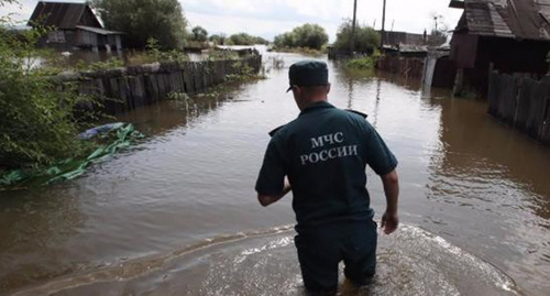 Сотрудник МЧС во время наводнения. Фото gogetnews.info