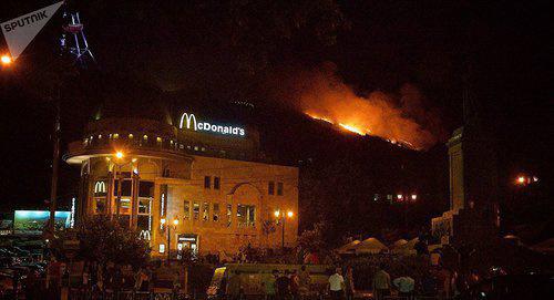 Пожар  в лесу на горе Мтацминда в Тбилиси Фото © Sputnik / Denis Aslanov
: https://sputnik-georgia.ru/news/20170809/236910217/Chto-vyzvalo-pozhar-na-gore-Mtacminda-MVD-vedet-sledstvie.html