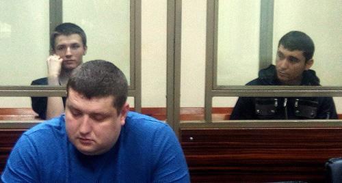 Артур Панов и Максим Смышляев (справа) на скамье подсудимых. Фото Константина Волгина для "Кавказского узла"