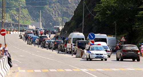 Очередь из автомобилей на Военно-Грузинской дороге на участке Владикавказ – Ларс. Фото Алана Цхурбаева для "Кавказского узла"