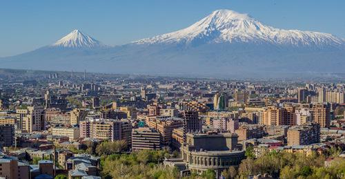 Вид на Ереван и гору Арарат. Фото: Serouj Ourishian https://ru.wikipedia.org/