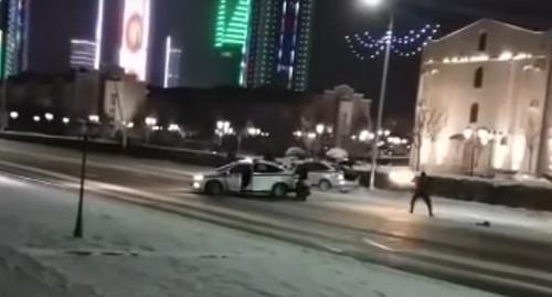 Сотрудник полиции ведет стрельбу по машине в центре Грозного. 17 декабря 2016 года, Грозный. Фото: скриншот видео очевидца, YouTube