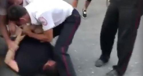 Задержание молодого человека, танцевавшего на улице лезгинку в Геленджике. Фото: Стоп-кадр видео https://www.youtube.com/watch?v=ccUY6Y0GBao