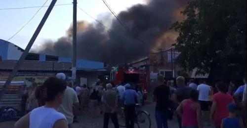 Пожар на территории центрального рынка в Новокубанске. 21 августа 2017 г. Фото предоставлено очевидцем