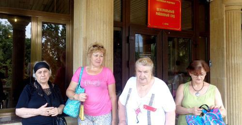 Потерпевшие возле здания суда. Сочи, 17 августа 2017 г. Фото Светланы Кравченко для "Кавказского узла"