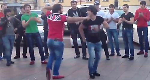 Молодые люди танцуют лезгинку в Ставрополе. Фото: скриншот с видео Youtube пользователь Andis