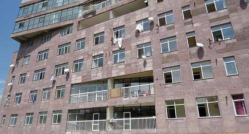 Высотное жилое здание на улице Туманяна  построено на благотворительные средства.  Фото Алвард Григорян для "Кавказского узла"