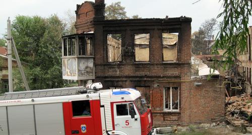 Пожарная машина возле сгоревшего дома в Ростове. Фото Константина Волгина для "Кавказского узла"