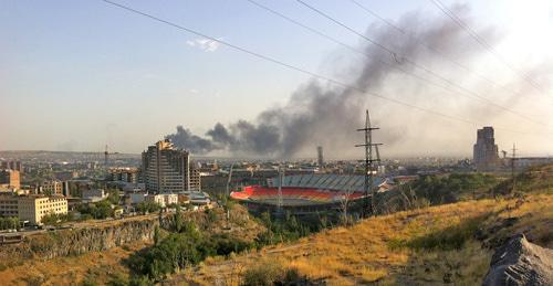 Пожар на заводе "Наирит". Ереван, 28 августа 2017 г. Фото Армине Мартиросян для "Кавказского узла"
