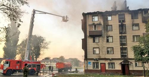 Пожар в пятиэтажном доме в Гудермесе. 27 августа 2017 г. Фото https://chechnyatoday.com/content/view/305560