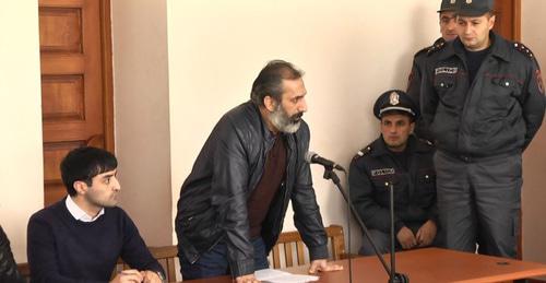 Арарат Хандоян (в центре) в зале суда. Фото: RFE/RL