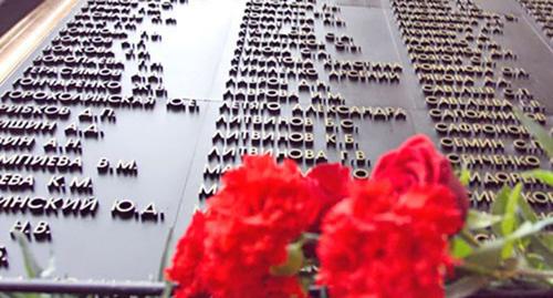 Мемориальная доска, посвященная жертвам теракта в московском театральном центре на Дубровке. Октябрь 2002 года. Фото Юрия Тимофеева (RFE\RL)