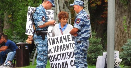 Полиция опрашивает участницу пикета Галину Тихенко. Фото: Вячеслав Ященко для "Кавказского узла".