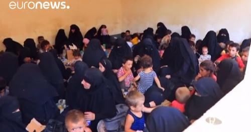 Женщины и дети в Ираке. Скриншот с видео http://ru.euronews.com/2017/08/30/iraq-islamic-state