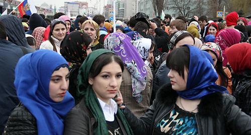 Студентки на митинге в Грозном. Фото Ахмеда Альдебирова для "Кавказского узла"