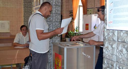 Избиратель на выборах. Фото Светланы Кравченко для "Кавказского узла"