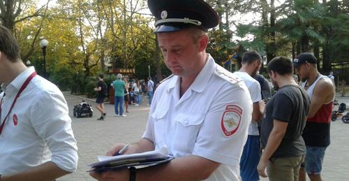 Сотрудник полиции на Цветном бульваре в Сочи. 13 сентября 2017 г. Фото Светланы Кравченко для "Кавказского узла"