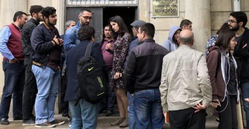 Около здания суда в Баку, где слушается дело о сайте Радио Азадлыг. 3 мая 2017 г. Фото: RFE/RL