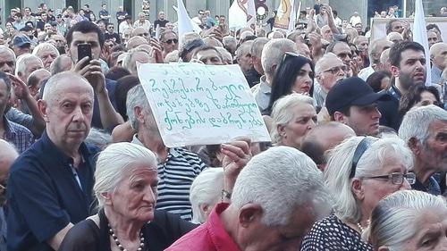 Плакат "ЗАКОН: Вернуть семьям репрессированных отнятое имущество". Тбилиси, 17 сентября 2017 г. Фото Инны Кукуджановой для "Кавказского узла" 