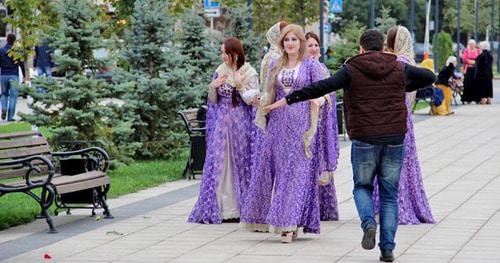 Девушки в национальных костюмах - в длинных платьях (г1абли) в День чеченской женщины. Грозный, 21 сентября 2014 г. Фото Магомеда Магомедова для "Кавказского узла"