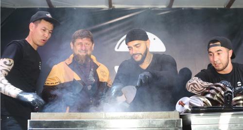 Рамзан Кадыров (слева) на открытии ресторана Тимати в Грозном 19 сентября 2017. Фото https://chechnyatoday.com/content/view/306385