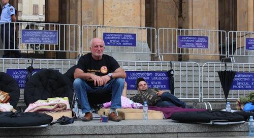 Участники голодовки у здания парламента Грузии. Тбилиси, 22 сентября. Фото Инны Кукуджановой для "Кавказского узла"