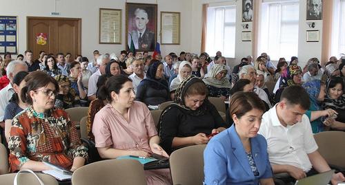 Учителя на  семинаре «Методическое обеспечение системы образования» в Махачкале. Фото  
 http://www.riadagestan.ru/upload/iblock/4d3/4d30652924ffa2a8b7a64f26454131d3.JPG