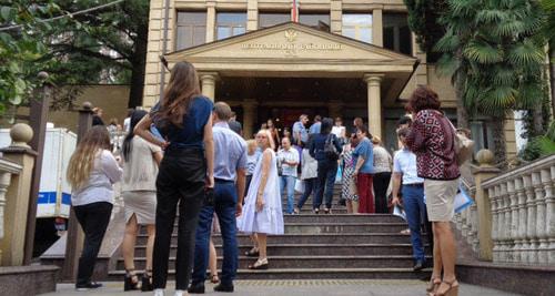 Люди эвакуированы из здания суда в Сочи. 27 сентября 2017 г. Фото Светланы Кравченко для "Кавказского узла"