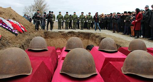 Перезахоронение погибших в ВОВ. Фото http://presslife.ru/content/view/3932