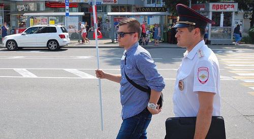 Иван Танский в сопровождении полицейского. Фото с личной страницы Vkontakte 