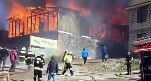 Пожар на турбазе "Ындырчи" в поселке Эльбрус. Фото https://www.instagram.com/p/BZ-6UDbhPlH/