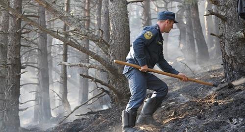 Тушение лесного пожара в Цейском ущелье. Фото с сайта ГУ МЧС по Северной Осетии.