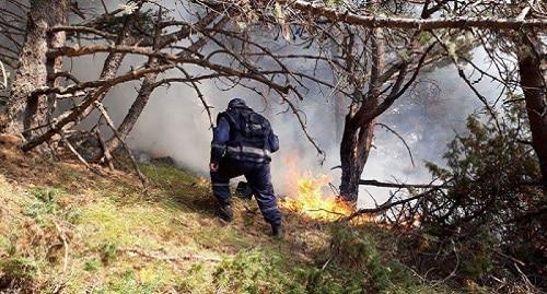 Тушение лесного пожара в Цейском ущелье. Фото с сайта ГУ МЧС по Северной Осетии.