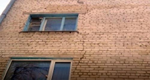 Несущая стена трехэтажки в поселке Анджиевский просела. Фото: пресс-служба ГУ МЧС Ставрополья