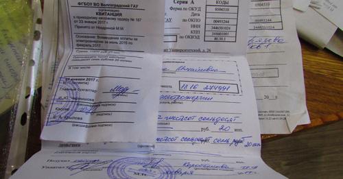 Чеки оплаты за электроэнергию жильцов общежития. Фото Вячеслава Ященко для "Кавказского узла"