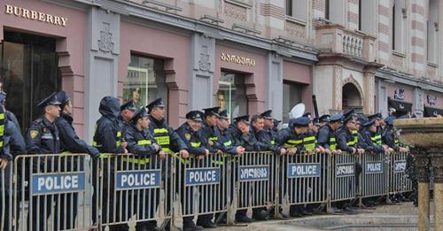 Сотрудники полиции во время акции протеста у здания городского совета. Тбилиси, 10 октября 2017 г. Фото Инны Кукуджановой для "Кавказского узла"