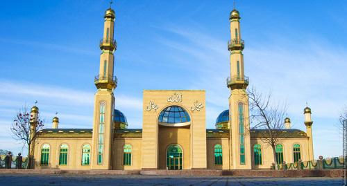 Сурхахинская центральная Мечеть им. шейха Батал-Хаджи. Фото http://bymosque.ru/surhahinskaya-tsentralnaya-mechet-im-sh/