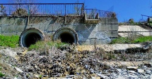 Сброс канализации в реку Озерейка. Фото http://bloknot-novorossiysk.ru