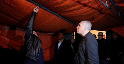 Министр ВД Георгий Мгебришвили осматривает место нападения в селе Кизиладжло. Фото http://www.civil.ge/rus/article.php?id=29544