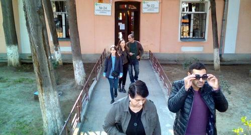 Избиратели выходят из участков №№ 23 и 24, расположенных в школе № 113 в Тбилиси. 21 октября 2017 года. Фото Беслана Кмузова для "Кавказского узла".