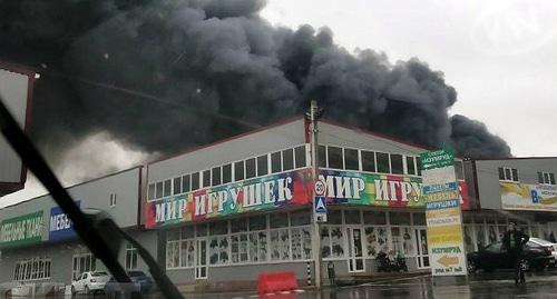 Пожар на ростовском рынке "Атлант". Фото http://bloknot-rostov.ru/news/emkosti-s-goryuchimi-veshchestvami-vzryvalis-na-go-895920 