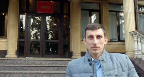 Виктор Ночевнов у здания суда. Фото Светланы Кравченко для "Кавказского узла"