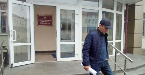 Шамшитдин Алиев выходит из здания суда. Фото Валерия Люгаева для "Кавказского узла"