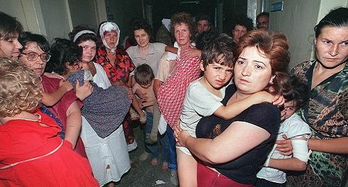 Заложники в больнице Буденновска, 18 июня 1995 года. Фото AFP. 