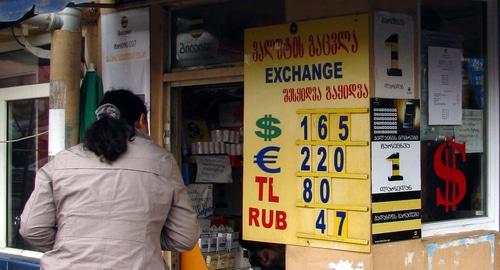 Курсы валют в грузинских обменниках в октябре 2013 года. Таким был эквивалент лари к доллару и евро четыре года назад. Батуми, Грузия. Фото Юлии Кашеты для "Кавказского узла".