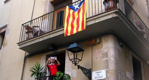 Флаг Каталонии на балконе одного из домов в историческом центре Барселоны. 14 октября 2017 года. Фото Юлии Кашеты для "Кавказского узла".