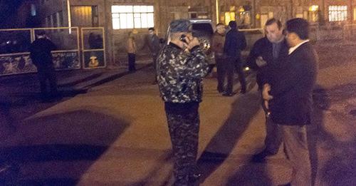 Сотрудники полиции возле детского сада в Армавире. 30 октября 2017 г. Фото https://ru.armeniasputnik.am/