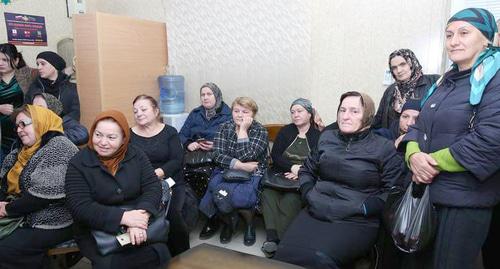 Встреча с погорельцами рынка «Дагэлектромаш». Фото http://www.mkala.ru/info/news/news_16064.html