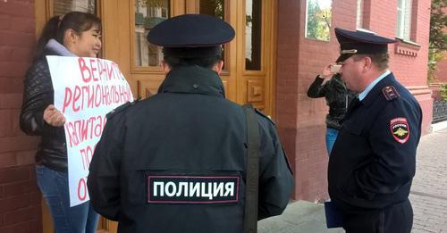 Сотрудники полиции общаются с участницей пикета у здания Астраханской облдумы. Астрахань, 2 ноября 2017 г. Фото https://www.punkt-a.info