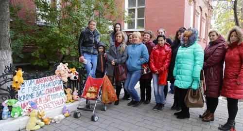 Около 20 многодетных матерей провели пикеты у здания Астраханской облдумы. Фото Елены Гребенюк для "Кавказского узла"